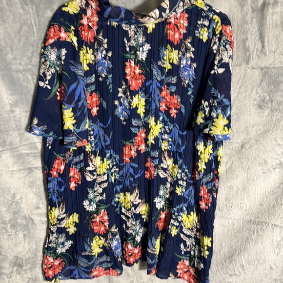 Plus size blouse 1X Floral Navy Blouse light and flutter sleeves pleats in front - Picture 5 of 9